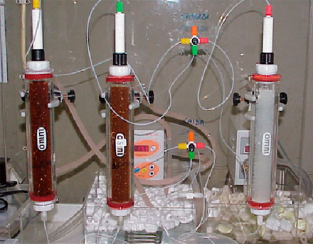 Fotografia dos reactores da instalação experimental. Da esquerda para a direita: reactor amarelo, verde e vermelho