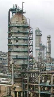 Colunas de destilação na indústria petroquímica (a coluna no plano mais próximo opera sob vácuo)