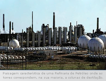 Paisagem característica de uma Refinaria de Petróleo onde as torres correspondem, na sua maioria, a colunas de destilação.